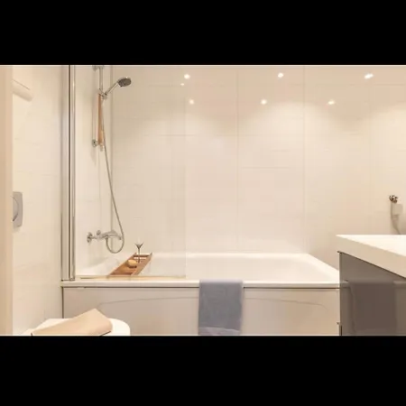 Classic House Over Two Floors Апартаменти *
