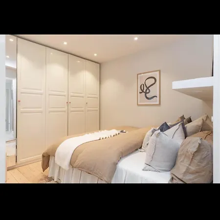 Classic House Over Two Floors Апартаменти